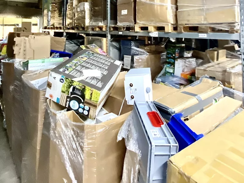 Gemischter Sonderposten: unterschiedliche Warengruppen auf einer Palette.