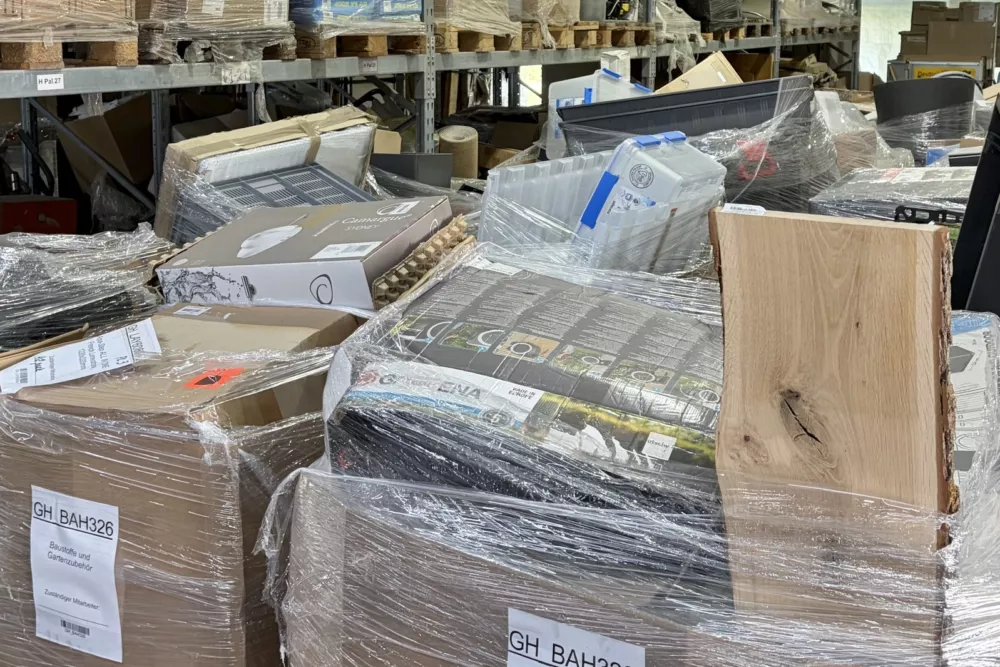Gemischte Sonderposten-Paletten (Baustoffe und Gartenware) im Lager von Liquidato.