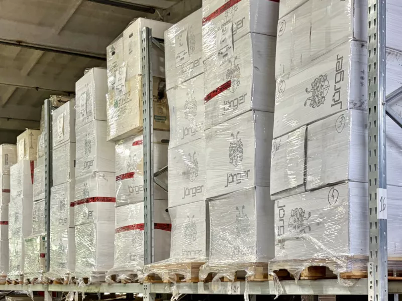 Sortenreiner Sonderposten: gleichartige Kartons einer Serie auf einer Palette.