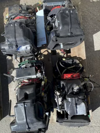 Vier defekte Inverter-Generatoren ohne Verpackung in der Draufsicht auf die Motoreinheiten