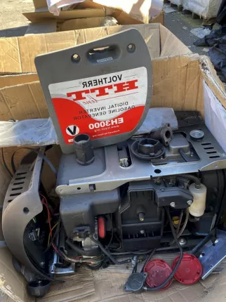 Defekter Inverter-Benzingenerator mit offen liegendem Innenleben und Anschlüssen, Nahaufnahme