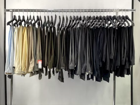 Jeans verschiedener Marken auf Kleiderständern