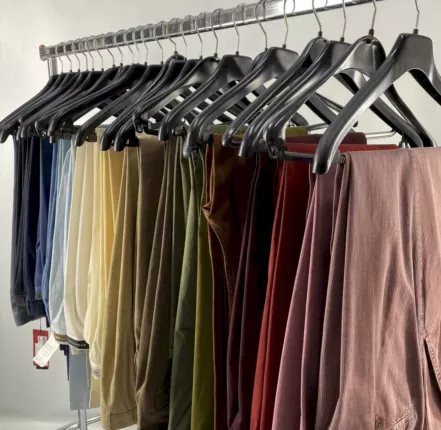 Marken-Hosen ordentlich auf Hängegestellen präsentiert