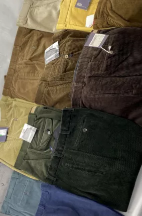 Ansicht von verschiedenen Jeansmodellen im Lager