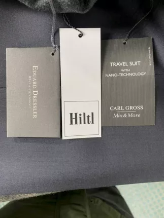 Hochwertige Anhänger von Eduard Dressler, Hiltl und Carl Gross an dunkelblauen Anzughosen