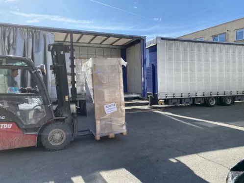 Entladung von Kartons mit Papiertragetaschen bei Liquidato
