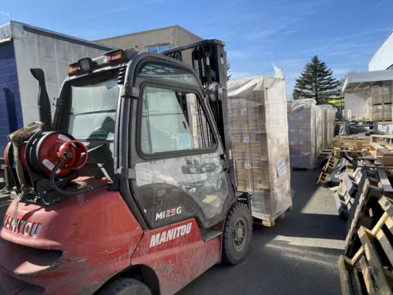 Gabelstapler transportiert Geschenkbeutel-Restposten ins Lager