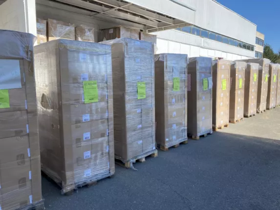 Paletten mit A-Ware Geschenktüten in verschiedenen Farben