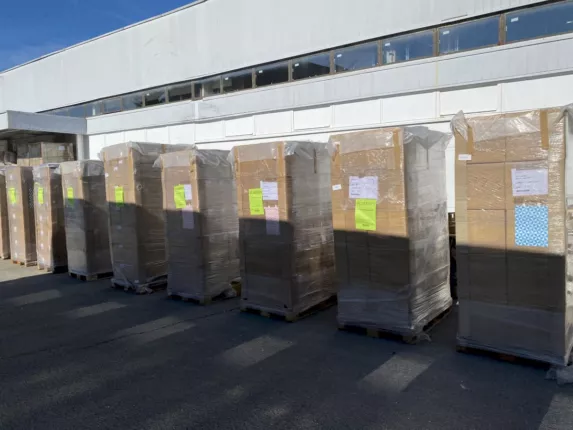 Kartons mit je 250 Tüten zur Lagerung vorbereitet