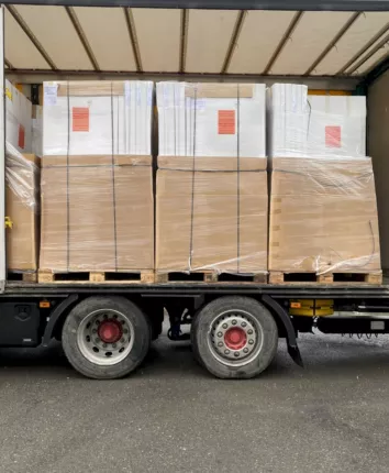 Lkw mit Sanitärartikeln aus Geschäftsauflösung