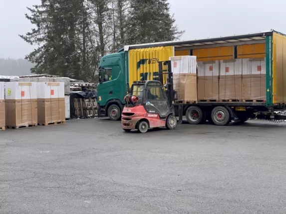 Gabelstapler transportiert verpackte Duschkabinen ins Liquidato-Lager