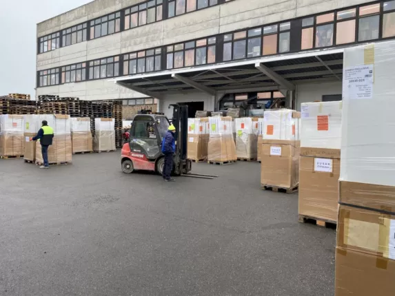 Entladung kompletter Badserien mit Stapler