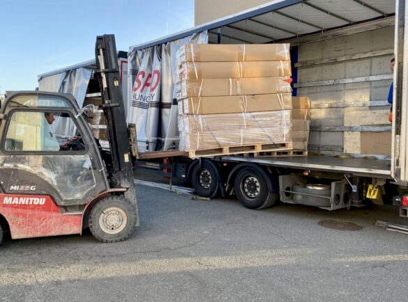 SUV-Ersatzteile werden per Gabelstapler abgeladen