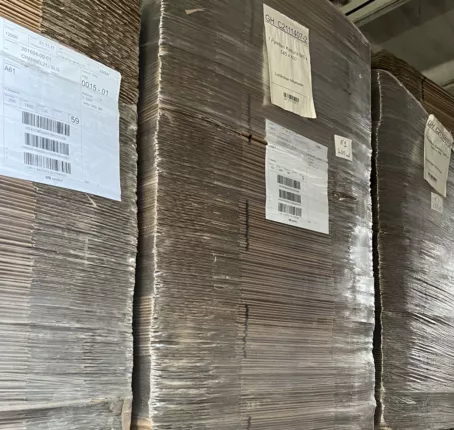 Hochwertige Wellpappe-Kartons auf Paletten bei Liquidato