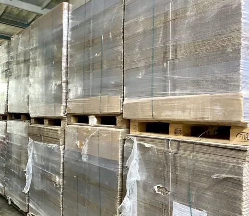 Wellpappkartons aus Insolvenzbestand – flach gefaltete Kartons im Format 645×545×400 mm im Detail