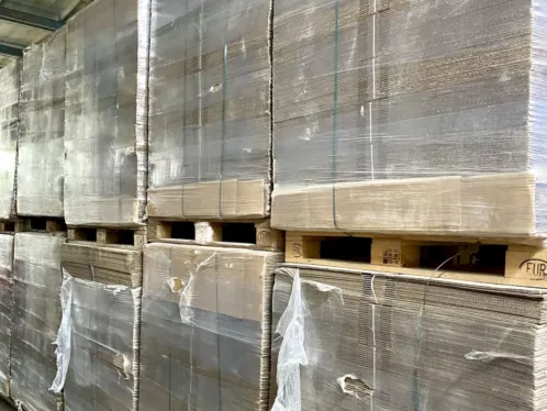 Wellpappkartons aus Insolvenzbestand – flach gefaltete Kartons im Format 645×545×400 mm im Detail