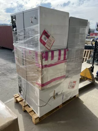 Gabelstapler transportiert Palette mit Haushaltsgeräten