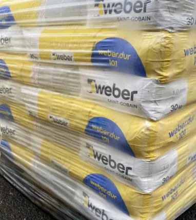Nahaufnahme eines 30-kg-Sacks weber.dur 101 mit Etikett