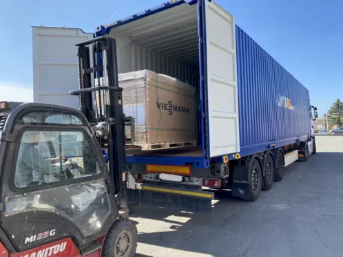 Photovoltaikmodule aus Restposten – Gabelstapler entlädt Solarmodule vom Lkw