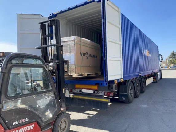 Photovoltaikmodule aus Restposten – Gabelstapler entlädt Solarmodule vom Lkw