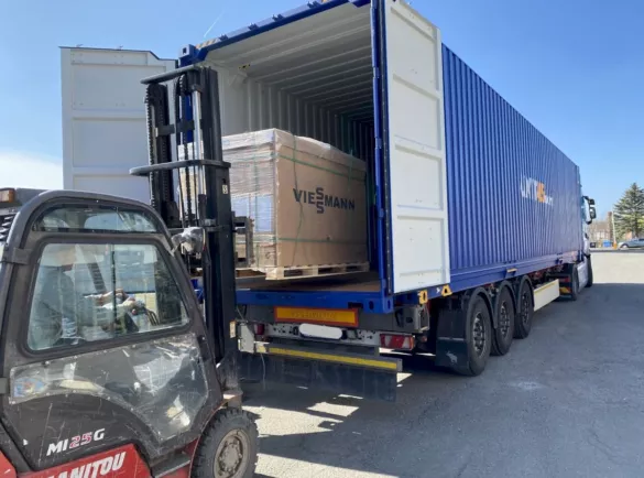 Photovoltaikmodule aus Restposten – Gabelstapler entlädt Solarmodule vom Lkw