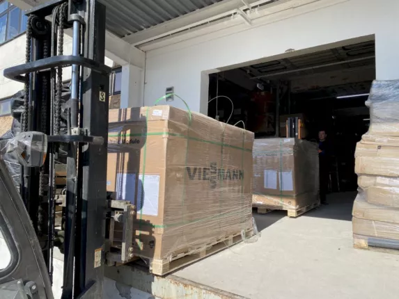 Entladung fabrikneuer PV-Module am Lagerdock