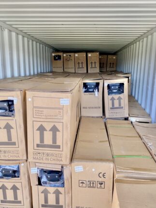 B-Ware Elektroscooter mit beschädigten Verpackungen im Container