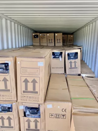 B-Ware Elektroscooter mit beschädigten Verpackungen im Container