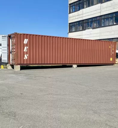 Seefrachtcontainer mit Elektroscootern bei Ankunft auf dem Gelände