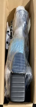 Originalverpackter Elektroscooter mit 60V-Batterie in Nahaufnahme