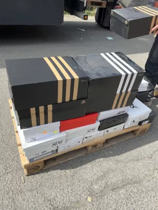 Adidas-Schuhkartons auf Palette beim Wareneingang