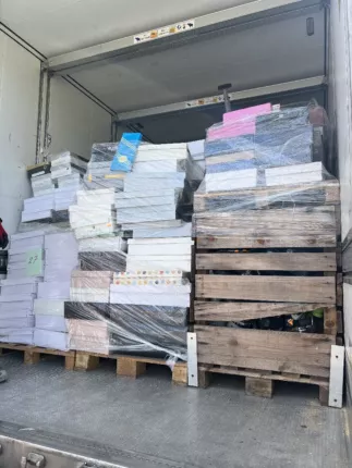 Wareneingang mit Schuhpaletten direkt aus dem Lkw