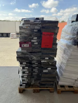 Entladung von Schuhware im Lagerbereich von Liquidato