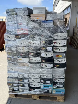 Palettenweise Markenschuhe aus Geschäftsauflösung in der Schweiz, foliert im Lager gestapelt