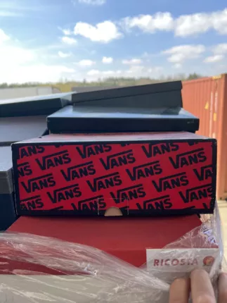 Schuhkarton mit Vans-Logo aus Liquidationsbestand