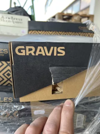 Gravis-Schuhe mit beschädigtem Karton im Detail