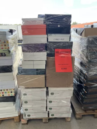 Sortierte Markenschuhe auf Palette, transportsicher verpackt