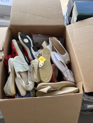 Gemischte Markenschuhe ohne Originalverpackung in Karton