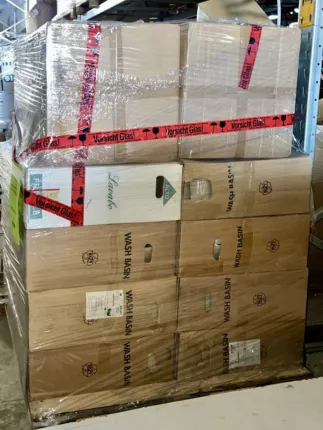 Originalverpackte Waschbecken auf Lagerpaletten