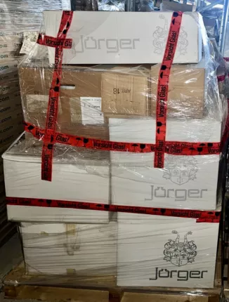 Badkeramik auf Paletten mit Schutzfolie bei Liquidato