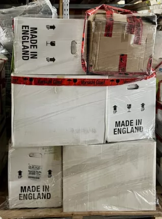Keramikprodukte in Folie verpackt und transportbereit