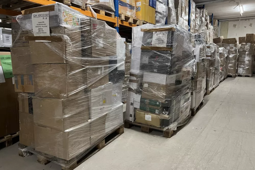 B-Ware-Posten im Wareneingang – palettenweise Elektronik und Haushaltsware im Liquidato-Lager