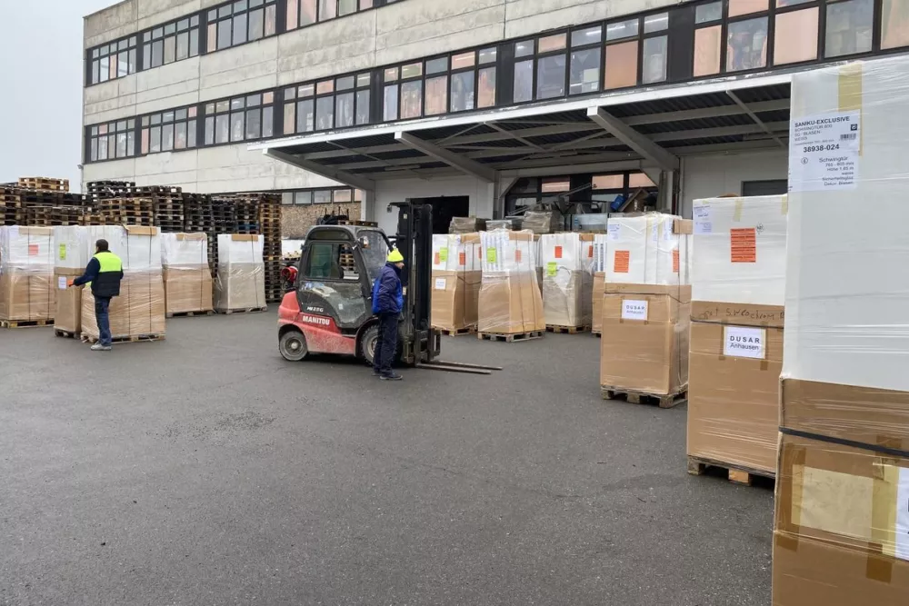 Abholung der Insolvenzmasse – Verladung palettierter Ware per Stapler auf dem Hof