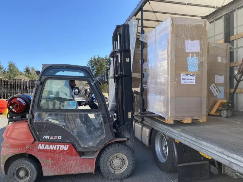 Verladung palettierter Insolvenzware per Gabelstapler auf den Lkw – Abholung durch Liquidato