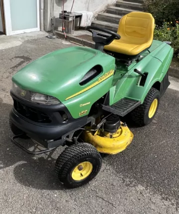 Gebrauchter Aufsitzmäher mit Benzinmotor und Mähdeck, Gesamtansicht von schräg vorne