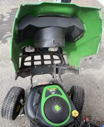 Aufsitzmäher von oben mit Heckabdeckung, Lüftergehäuse und Motor