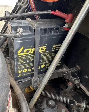 Eingebaute 12-Volt-Batterie des Aufsitzmähers im Detail