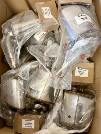 Karton mit mehreren originalverpackten Edelstahl-Endschalldämpfern und Endrohren