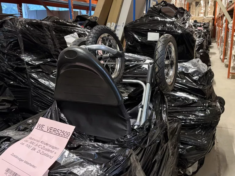 Palette mit retournierten Kinderwagen (B-/C-Ware) in Schutzfolie – Baby- und Kinderartikel-Restposten im Liquidato-Lager