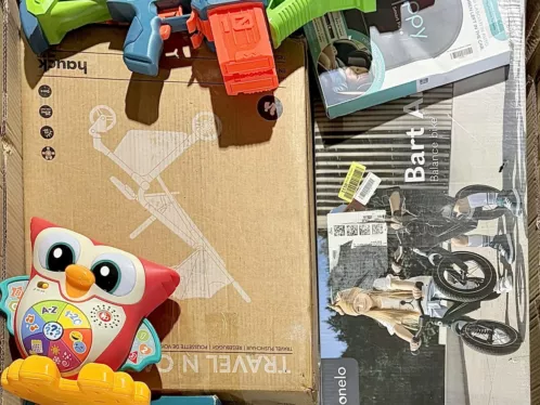 Gemischte Palette Baby- und Kinderartikel aus Retouren: Reisebuggy im Karton, Kinder-Laufrad, elektronisches Lernspielzeug in Eulenform, Kinder-Spielblaster und Autositz-Zubehör